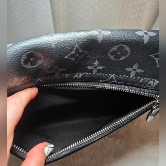 Louis Vuitton District Messenger Bag Monogram Eclipse Canvas MM - Picture 14 of 17